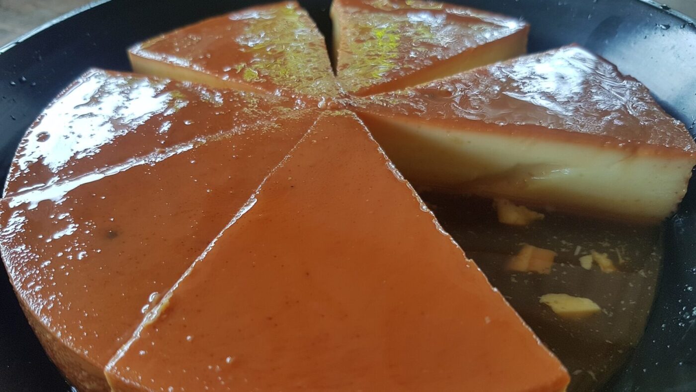 Apverstas flano pyragas su karamele: minkštas pagrindas, švelnus flanas ir blizgi karamelė