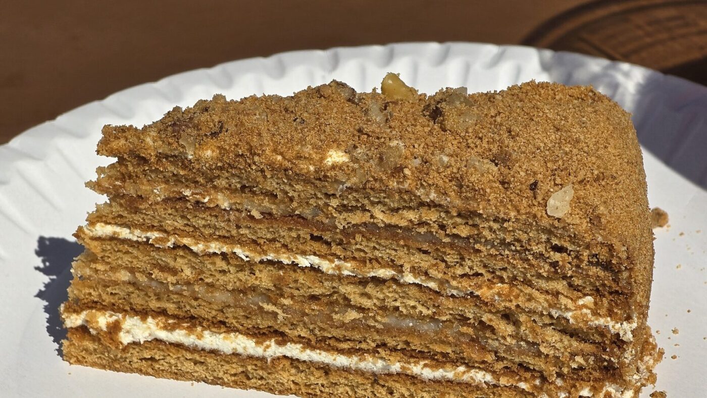 Kalėdinis medaus tortas iš vakaro: minkštas, švelniai rūgštus, su tirštu grietinės kremu