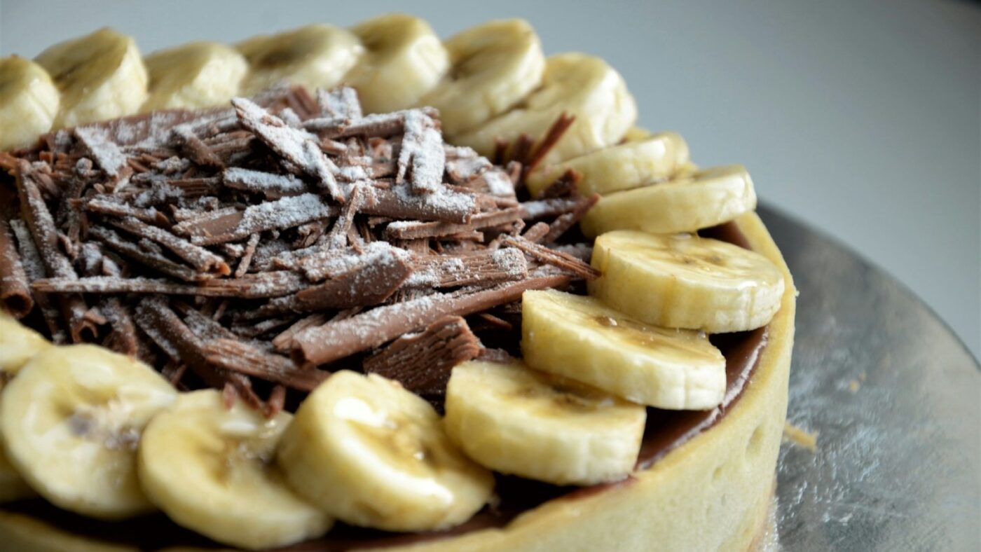 Veganiškas bananų pyragas be kepimo: riešutų pagrindas ir kremiškas bananų sluoksnis